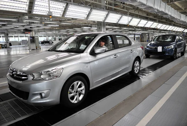 Trabajadores Chinos Examinan Citroen Elysee Línea Montaje Tercera Planta Automóviles — Foto de Stock