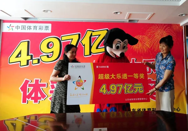 中国の従業員は ミッキーマウスの衣装を着た宝くじのバイヤー センターとポーズをとり 彼は東Cの済南市の山東省スポーツ宝くじ管理センターで2000万元を寄付した後 最新の大当たりから4億9700万元を獲得しました — ストック写真