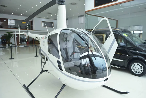 Ένα Ελικόπτερο Ελικόπτερο Robinson R22 Βήτα — Φωτογραφία Αρχείου