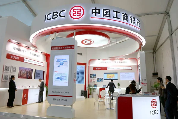 Pessoas Visitam Estande Icbc Banco Industrial Comercial China Durante Uma — Fotografia de Stock