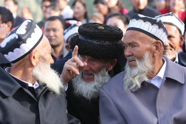 Starsi Mężczyźni Brody Rozmawiać Podczas Festiwalu Zepu Poskam Powiat Północno — Zdjęcie stockowe