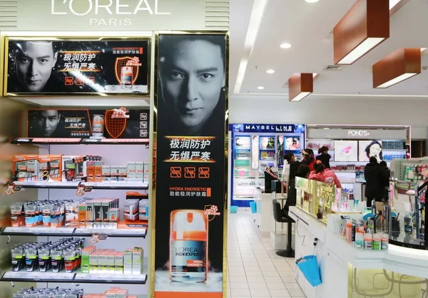 File Loreal Paris Kozmetikumok Bőrápoló Termékek Eladó Egy Bevásárlóközpont Xuchang — Stock Fotó