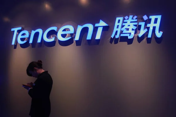 Plik Chiński Pracownik Korzysta Telefonu Komórkowego Przed Oznaką Tencent Siedzibie — Zdjęcie stockowe