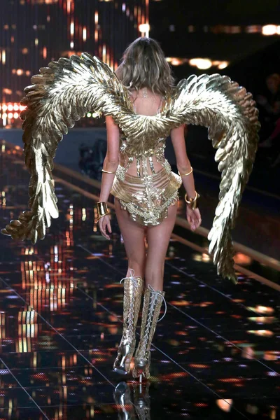 Namibian Model Behati Prinsloo Displays New Creation Gilded Angels Collections — Stock Photo, Image