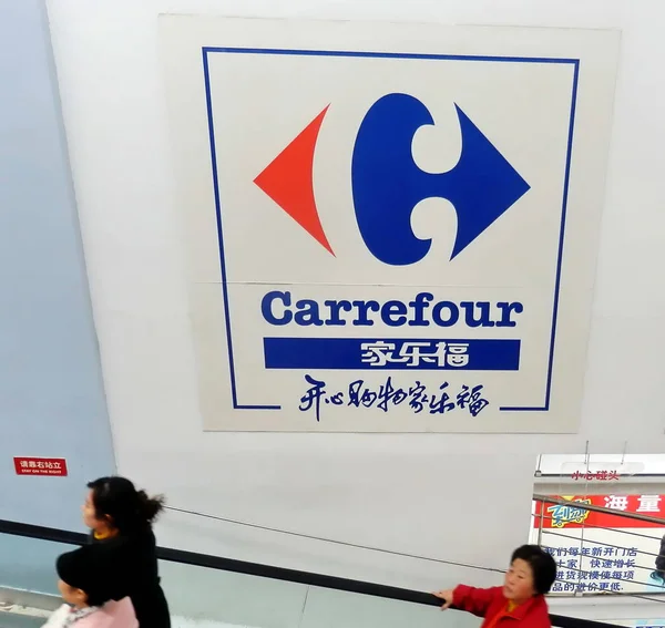 Los Clientes Toman Una Escalera Mecánica Para Compras Supermercado Carrefour —  Fotos de Stock