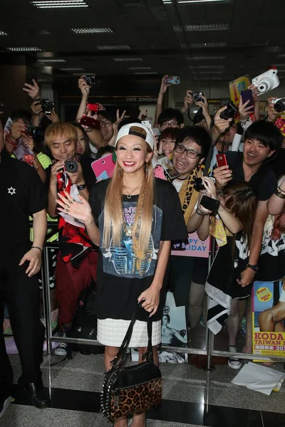 Cantante Pop Japonesa Koda Kumi Agita Frente Una Multitud Fans — Foto de Stock