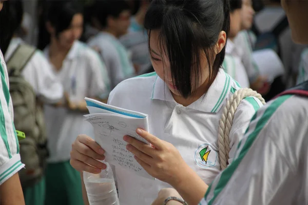 2013年6月7日 在中国东南部广州天河市 学生们在一年一度的全国高考考场外等候时学习 — 图库照片