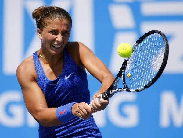 イタリアのサラ Errani を返しますショット イギリスのヘザー ワトソンに女子シングルスで最初 2014 Wta 武漢オープン テニス トーナメント — ストック写真