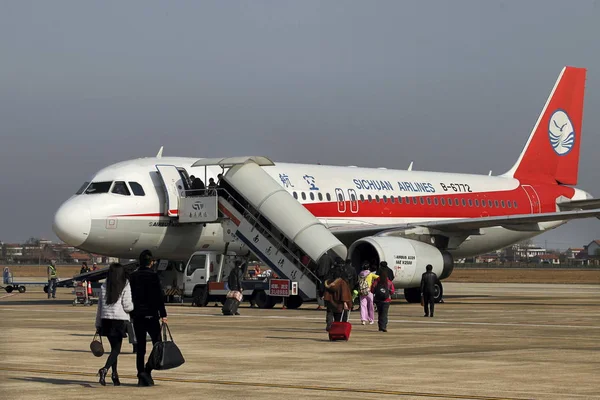 Utasok Fedélzetén Repülőgép Szecsuán Megmutatja Nantong Repülőtéren Nantong City Keleti — Stock Fotó