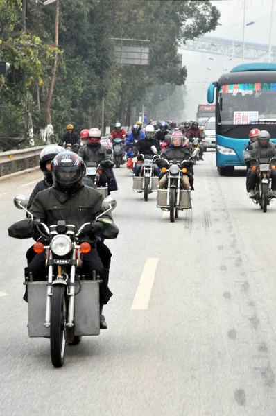 Trabajadores Migrantes Chinos Montan Motocicletas Camino Regreso Para Festival Primavera — Foto de Stock