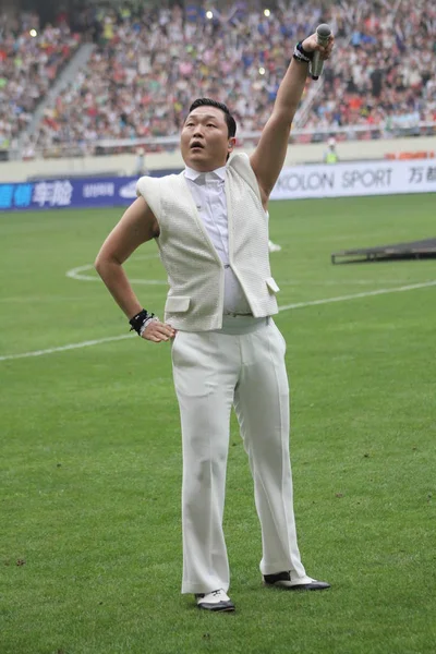 Южнокорейский Рэпер Интернет Сенсация Psy Выступает Время Полутайма Товарищеского Футбольного — стоковое фото