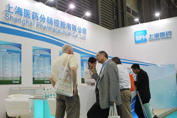 Visitantes Conversam Stand Shanghai Pharmaceutical Sph Durante 12Th Cphi Icse — Fotografia de Stock