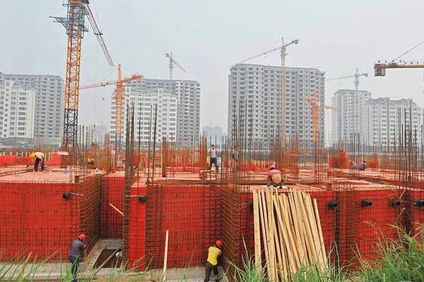 Chinesische Wanderarbeiter Arbeiten Auf Der Baustelle Eines Wohnprojekts Qingzhou Provinz — Stockfoto