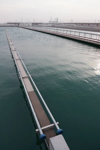 2014年12月15日 中国河南省浙州市のリューワン水処理工場で 南北水転換プロジェクトの中間ルートの源である丹江湖貯水池の水が処理されている — ストック写真