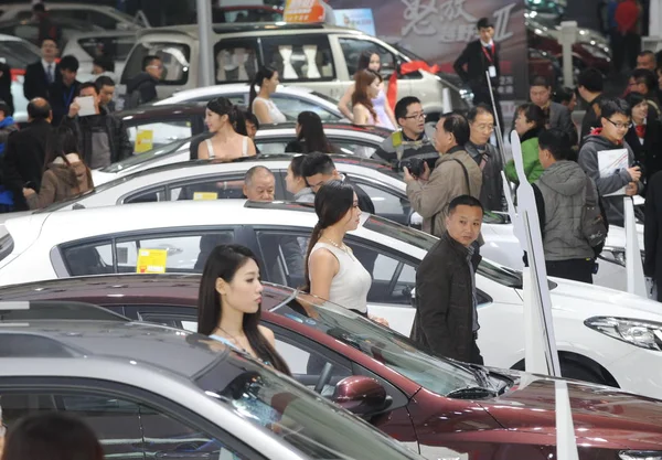 Bezoekers Kijken Naar Auto Tentoongesteld Tijdens Een Auto Tentoonstelling Nanjing — Stockfoto