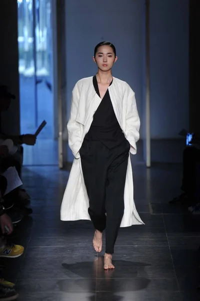 Model Wyświetla Nowe Stworzenie 3Remix Fashion Show Podczas China Tygodniu — Zdjęcie stockowe