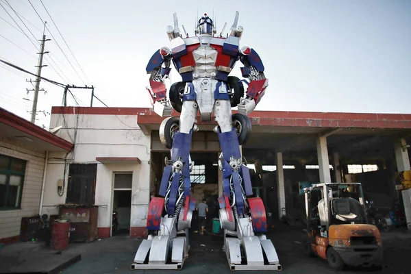Ένα Γιγάντιο Μοντέλο Του Optimus Prime Αρχηγός Των Autobots Στην — Φωτογραφία Αρχείου