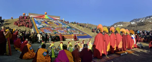 Lamów Mieszkańców Modlić Się Przed Ogromnym Thangka Podczas Ceremonii Odpoczynku — Zdjęcie stockowe