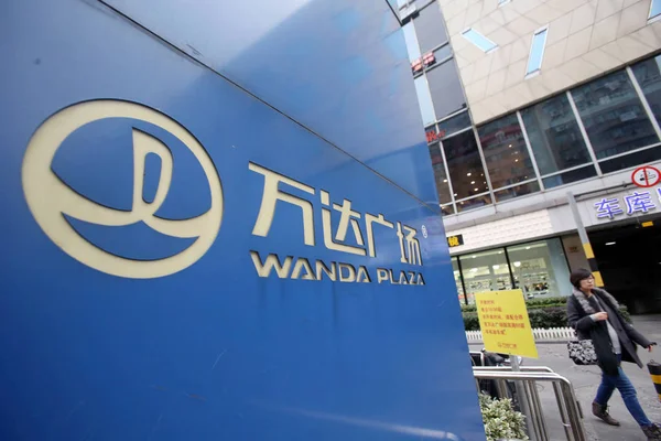 Peatón Pasa Por Letrero Wanda Plaza Del Grupo Wanda Shanghai — Foto de Stock