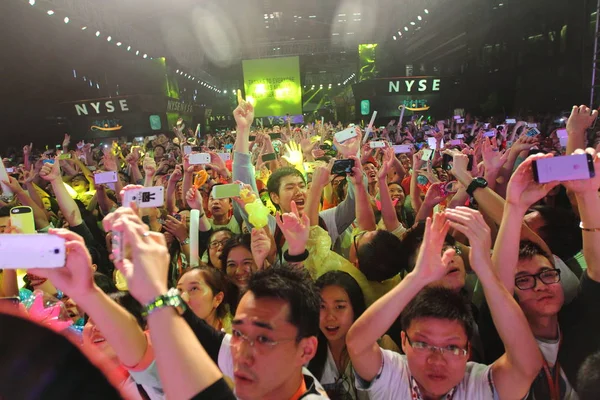 Chinese Employees Alibaba Group Wow Celebrate Alibaba Ipo New York — Stock Photo, Image