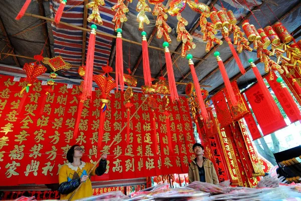 Bir Çinli Satıcı Gelecek Çince Lunar Yeni Yıl Için Kırmızı — Stok fotoğraf