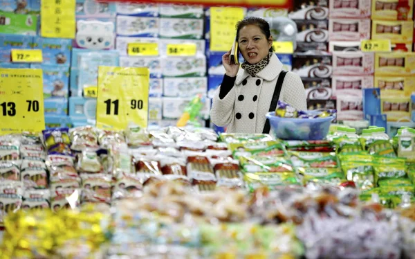 Kinesisk Kunde Taler Sin Mobiltelefon Hun Shopper Snacks Supermarked Huaibei - Stock-foto