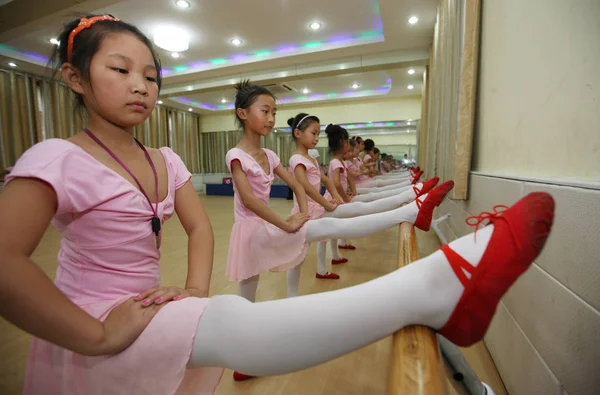 Jeunes Chinoises Dégourdissent Les Jambes Sur Une Barre Ballet Pour — Photo