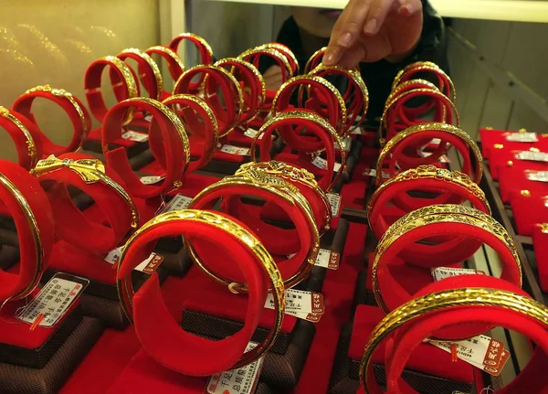 Commis Chinois Expose Des Bracelets Dorés Dans Comptoir Magasin Ville — Photo