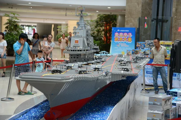 訪問者は 2014年8月12日 中国北東部の浙陽市のショッピングモールでレゴレンガから作られたLiaoning航空母艦のモデルを見ます — ストック写真