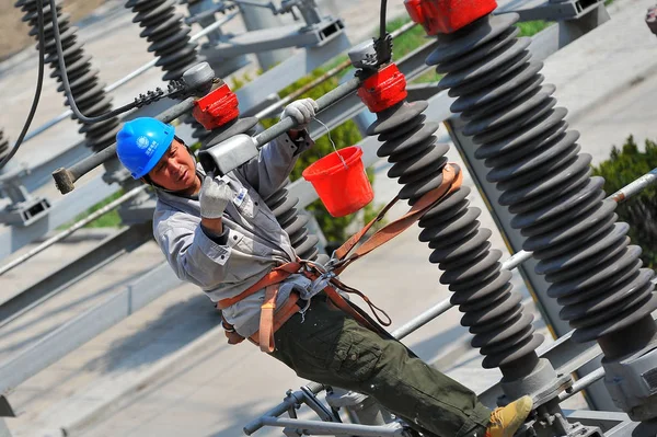 Eletricista Chinês Verifica Repara Dispositivo Rede Elétrica Uma Estação Transformador — Fotografia de Stock