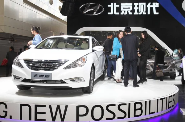 Gente Visita Stand Hyundai Durante Una Exposición Automóviles Ciudad Zhengzhou — Foto de Stock