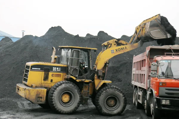 Een Wiellader Laadt Een Vrachtwagen Met Kolen Een Coalyard City — Stockfoto