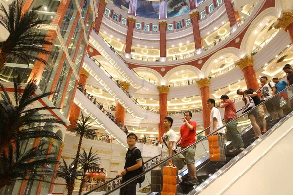 客户参观位于中国上海的环球港购物中心 2013年7月5日 — 图库照片