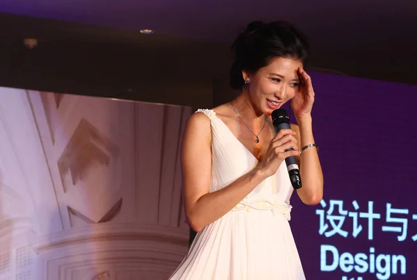 台湾のモデルで女優リン チーリンは 2014 日中国東部の江蘇省南京市でジュエリー ブランドのプロモーション イベントで話す — ストック写真