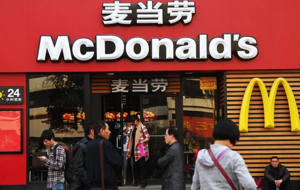 2013年4月11日 中国中部河南省郑州市的麦当劳快餐店 顾客们走出麦当劳快餐店 — 图库照片