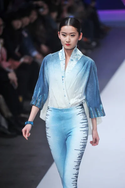 Модель Відображає Створіння Конкурсі 2014 Року Китай Трикотажу Дизайн Одягу — стокове фото