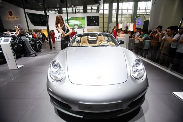 Посетители Смотрят Porsche Автомобилей Время Китай Гуанчжоу Международная Автомобильная Выставка — стоковое фото