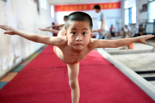 Молодой Китайский Мальчик Наклоняется Стоит Одной Ноге Заниматься Гимнастикой Тренировочном — стоковое фото