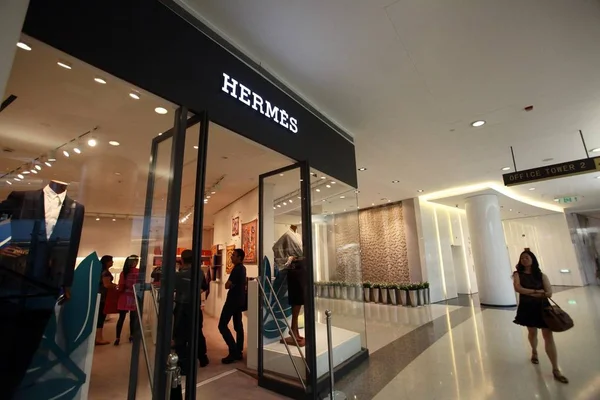 Kunder Handler Efter Håndtasker Hermes Butikken Indkøbscenter Shanghai Kina September - Stock-foto