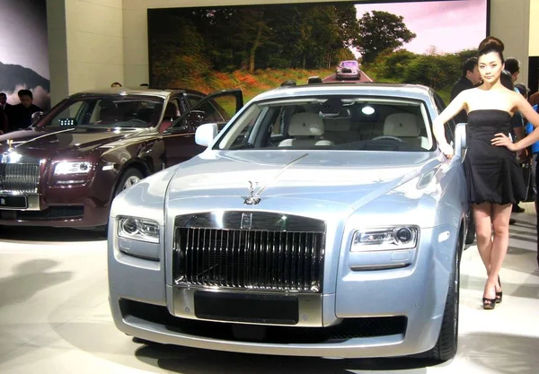 Model Poses Rolls Royce Sedan Auto Show Shanghai China April — Stock Photo, Image