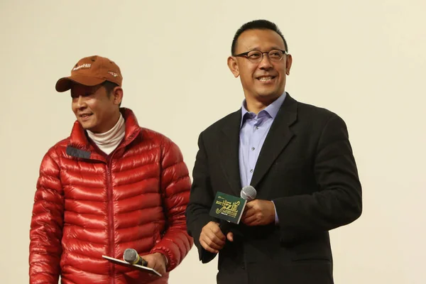 中国俳優王之問 左と中国ディレクターおよび俳優チアン ウェン会議に出席 ファンの彼らの新しい映画 行ってと 箇条書き 上海市に 2014 — ストック写真