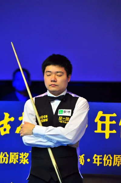 Ding Junhui China Considera Tiro Contra John Higgins Inglaterra Durante — Fotografia de Stock