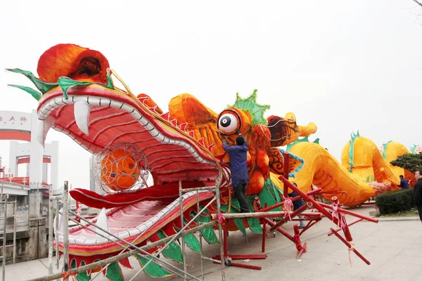 2012年1月9日 中国工人在浙江省温州市平阳县奥江镇装饰一个龙形雕塑 准备舞龙 将有200多人参加 — 图库照片