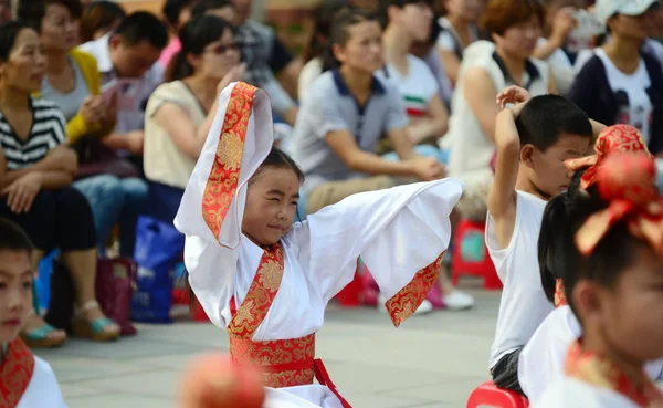 2014年8月29日 中国東部山東省済南市で開校式を行った中国の女子高生が 伝統的な漢服を着た女子生徒を独学で披露した — ストック写真