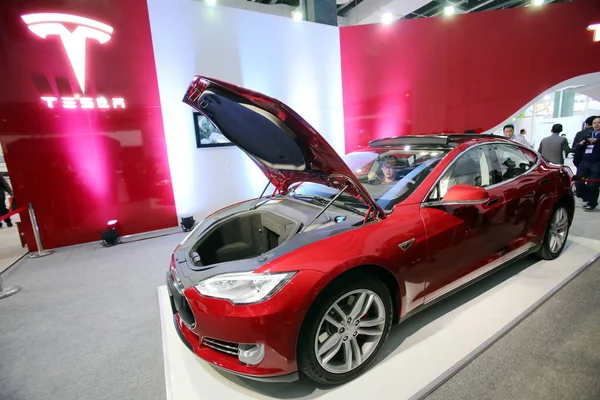 File Návštěvníci Snaží Vyzkoušet Nebo Podívat Elektrické Auto Tesla Model — Stock fotografie