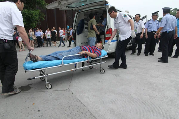 Κινεζική Ιατρική Εργαζόμενοι Ετοιμάζονται Άρει Οπαδός Τραυματίστηκε Πανικός Ασθενοφόρο Κατά — Φωτογραφία Αρχείου