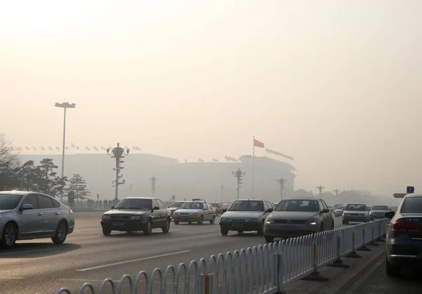 Coches Pasan Por Plaza Tiananmen Smog Pesado Beijing China Febrero —  Fotos de Stock