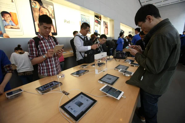 Ügyfelek Próbálja Ipad Vagy Ipad Mini Tabletta Apple Store Nanjing — Stock Fotó