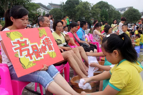 2014年9月13日 在中国东部江西省宜春市文唐镇举行的 洗脚仪式 幼儿正在洗脚 — 图库照片