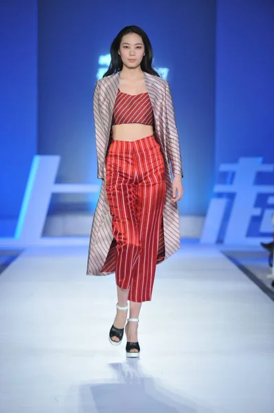の撮影式のファッションショーで作成表示モデル表示は北京 2014 私のスーパー モデル を表示します — ストック写真